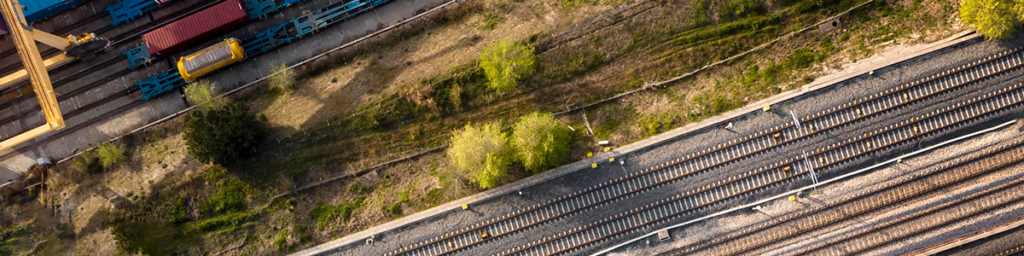 wady transportu kolejowego